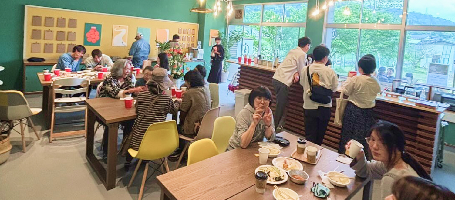 廃校を活用して運営するカフェ「South in North」の様子